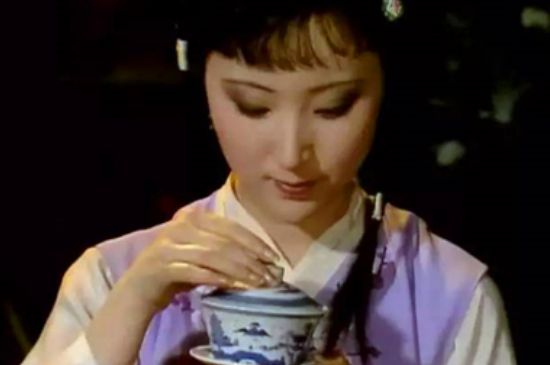 女士喝茶優(yōu)雅姿勢，女士正確喝茶姿勢禮儀
