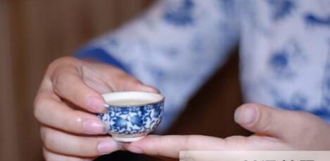 女士喝茶的手勢，女人正確喝茶手勢姿勢圖