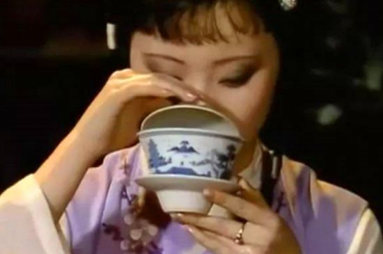 女士喝茶優(yōu)雅姿勢，女士正確喝茶姿勢禮儀