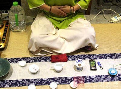 女士喝茶的手勢，女人正確喝茶手勢姿勢圖