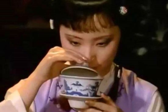 女士喝茶優(yōu)雅姿勢，女士正確喝茶姿勢禮儀