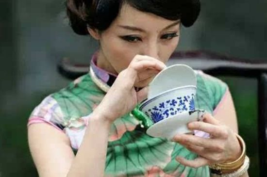 女士喝茶優(yōu)雅姿勢，女士正確喝茶姿勢禮儀
