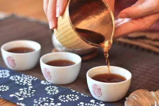 喝茶茶桌上的禮儀有哪些，泡茶待客十大禮儀不可不做！
