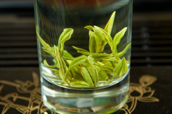 安吉白茶冷藏好還是冷凍好？這個需要根據(jù)存放時間來選擇