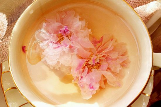 玫瑰花茶的功效與作用，堅(jiān)持喝一個(gè)月玫瑰花茶會(huì)怎樣？