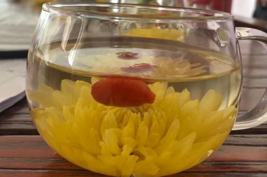 晚上可以喝菊花茶泡水嗎，睡覺(jué)前能不能喝菊花茶？