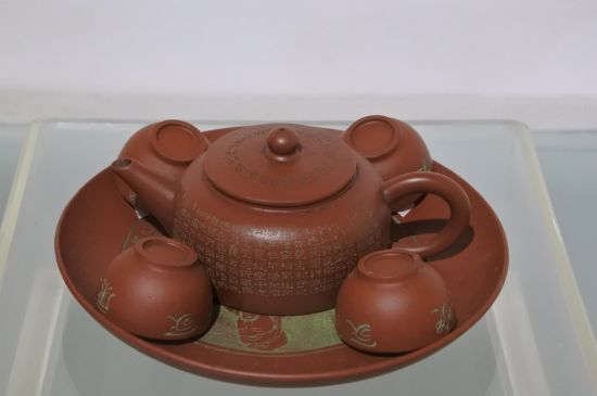 正宗紫砂壺多少錢一套，一套正宗<a href=http://www.nianglou.com/chaju/zisha/ target=_blank class=infotextkey>宜興紫砂壺</a>什么價格