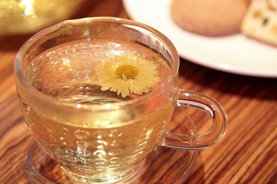 經(jīng)常菊花泡水好嗎，喝菊花茶有什么好處？
