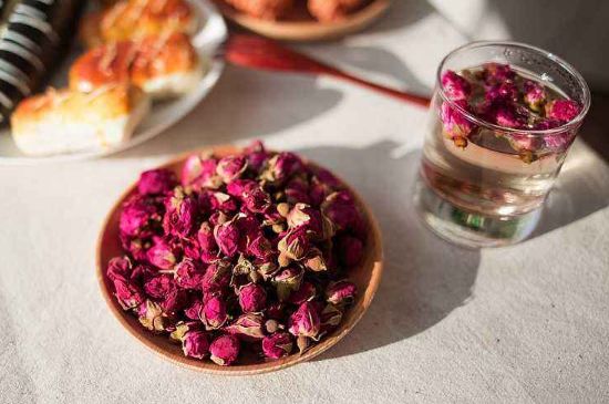 玫瑰花茶的功效與作用，堅(jiān)持喝一個(gè)月玫瑰花茶會(huì)怎樣？