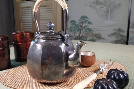 銀壺泡茶后為什么會變黑，銀壺內(nèi)膽發(fā)黑怎么辦
