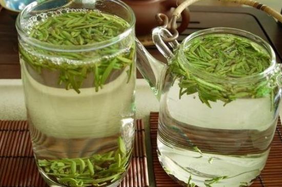竹葉青和雀舌哪個貴，竹葉<a href=http://www.nianglou.com/fenlei/wulongcha/ target=_blank class=infotextkey>青茶</a>貴嗎？