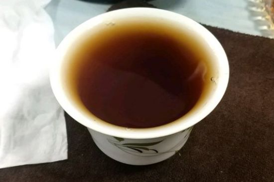 女人喝紅茶好還是喝普洱茶好，普洱茶和紅茶哪個(gè)適合女人喝