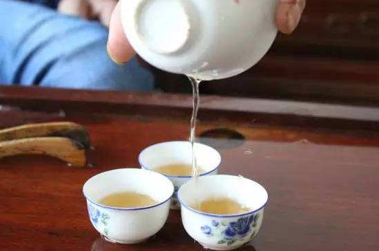 鴨屎香單叢雪片茶的特點，鳳凰雪片茶有什么特點？