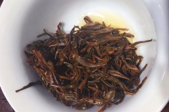女人喝紅茶好還是喝普洱茶好，普洱茶和紅茶哪個(gè)適合女人喝