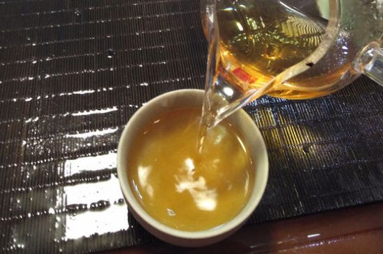 女人喝金駿眉的好處和壞處，女性喝金駿眉可減肥養(yǎng)顏