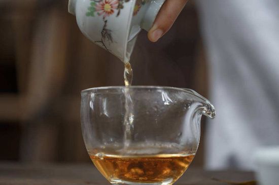 福鼎白茶要喝老的嗎，為什么喝白茶要喝老茶存新茶？