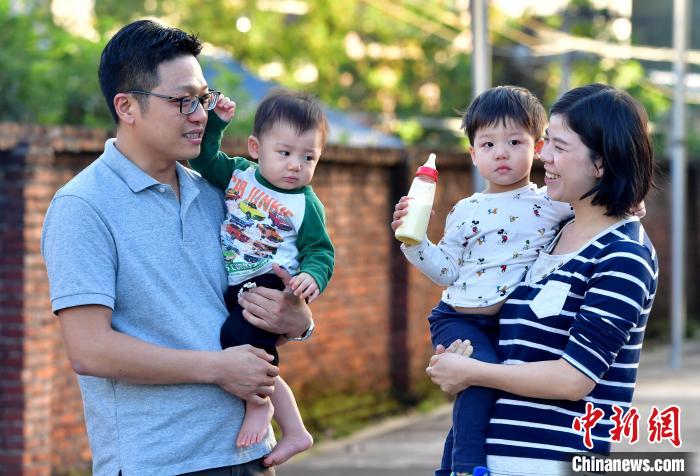 在長汀這十年，張元豪也收獲了愛情。2015年，他與客家妹子董仁花組成了溫暖的小家庭，如今已經(jīng)有了兩個可愛的寶寶?！埍?攝