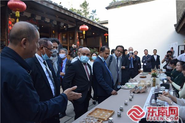 外國駐華使節(jié)在福州三坊七巷衣錦坊歐陽花廳品茶現(xiàn)場